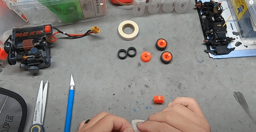 Praktijkfoto uit de oorspronkelijke beginnersgids van het werken aan Mini-Z banden op een werkbank