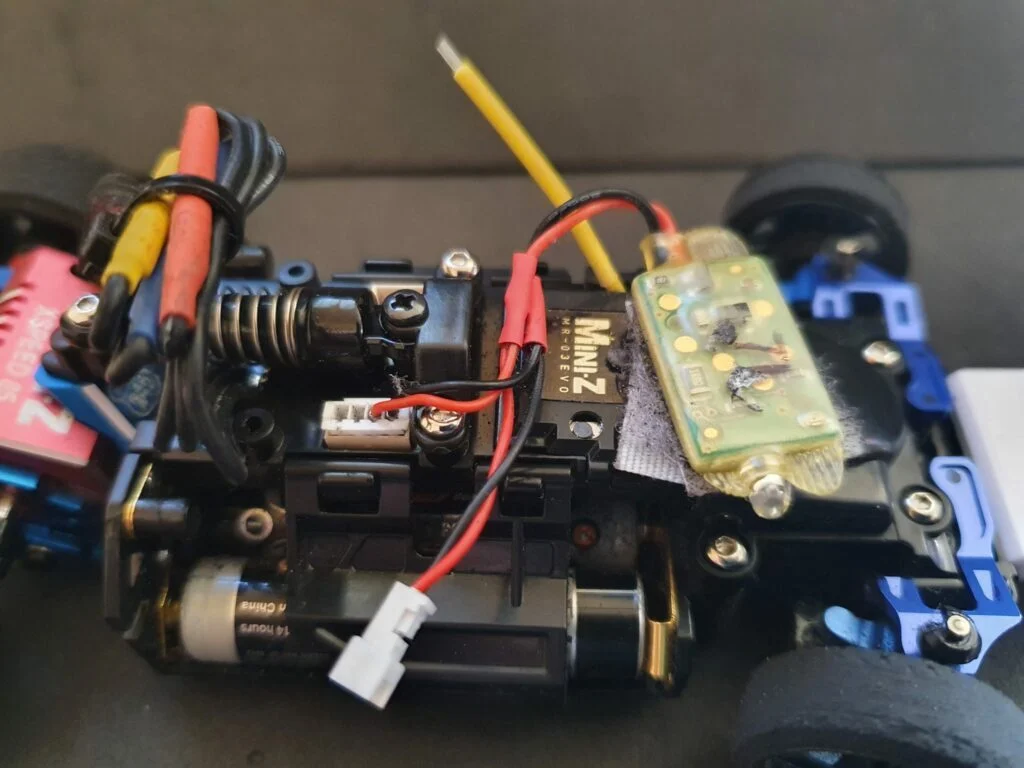 Praktijkfoto van een transponder gemonteerd op een Mini-Z MR-03EVO chassis