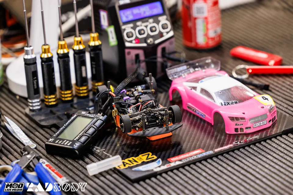 Een Mini-Z en gereedschap op een werktafel in de pits van PNWC 2024