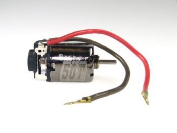 De afbeelding toont een kleine, cilindervormige motor met twee draden eraan, één rood en één donkergrijs/zwart. Op de zijkant van de motor staat '50T' gegraveerd.