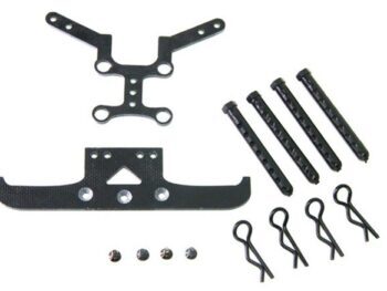 De afbeelding toont een set zwarte onderdelen voor een RC-auto, waaronder twee platte, gevormde platen (waarschijnlijk van fiberglas), vier lange zwarte pinnen en vier kleine zwarte body clips. Er zijn ook vier kleine zilverkleurige schroefjes zichtbaar.