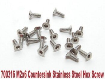 De foto toont een verzameling zilverkleurige, metalen schroeven met een verzonken kop en een inbusaansluiting. De schroeven liggen verspreid over een witte achtergrond.