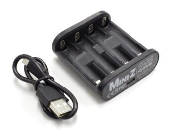 De afbeelding toont een zwarte, compacte oplader voor AA/AAA NiMH batterijen, met vier sleuven en een bijbehorende USB-kabel. Op de zijkant van de oplader staat 'Mini-Z' en 'Kyosho' gedrukt.