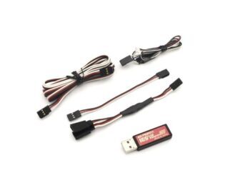 De afbeelding toont een set kabels en een USB-adapter. De kabels zijn wit, rood en zwart, en de USB-adapter is rood met een zilveren USB-aansluiting.
