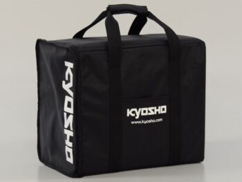 De foto toont een zwarte, rechthoekige draagtas met twee handvatten aan de bovenkant. Op de zijkant en voorkant staat in witte letters het logo 'KYOSHO' en 'www.kyosho.com'.