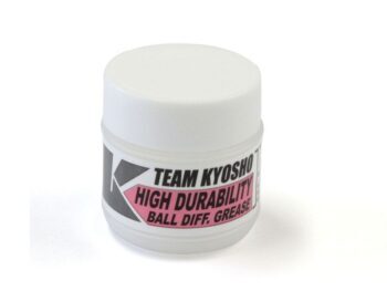 Een klein, wit potje met een wit deksel. Op het potje zit een etiket met de tekst 'TEAM KYOSHO HIGH DURABILITY BALL DIFF. GREASE' in zwarte en roze letters.