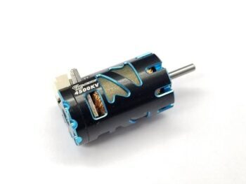 De afbeelding toont een zwarte borstelloze motor met blauwe accenten en koperkleurige wikkelingen zichtbaar door openingen. Op de zijkant staat 'GL Racing 4500KV' gedrukt.