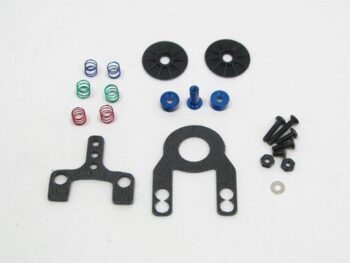 La imagen muestra un juego de piezas para un coche teledirigido, que incluye resortes rojos, verdes y azules, arandelas negras, piezas metálicas azules, tornillos y tuercas negros, y dos placas de grafito negras.