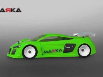 De afbeelding toont een felgroene lexaan carrosserie van een raceauto, met witte velgen en een transparante achterspoiler. Op de zijkant van de carrosserie staat het merklogo 'MARKA' in zwarte letters.