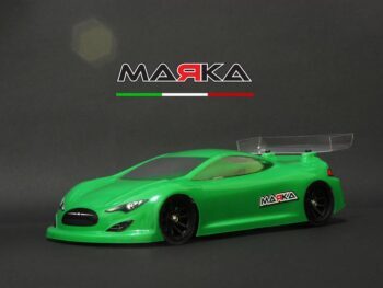 Op de foto is een felgroene lexan body van een racewagen te zien, met zwarte velgen en een transparante achterspoiler. Boven de auto staat het 'MARKA' logo met de kleuren van de Italiaanse vlag.