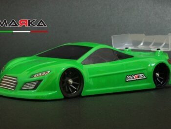 Op de foto is een felgroene raceauto body te zien met zwarte ramen en velgen. Aan de achterkant is een transparante spoiler bevestigd.