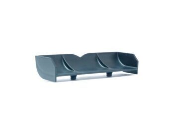 De afbeelding toont een donkergrijze spoiler met een aerodynamisch ontwerp en drie bevestigingspunten aan de onderkant. Het product heeft een matte afwerking en is gemaakt van kunststof.