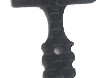 De afbeelding toont een zwarte carbon T-plaat met het logo 'PN 3' erop gedrukt. De plaat heeft meerdere gaten voor bevestiging en afstelling.