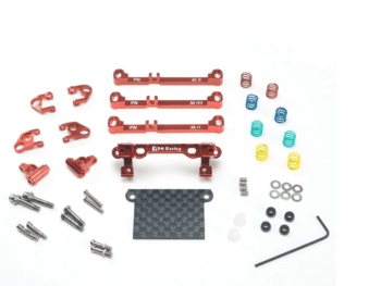 De afbeelding toont een set onderdelen voor een RC-auto, voornamelijk gemaakt van rood geanodiseerd metaal en een koolstofvezel plaatje. Er zijn diverse schroeven, ringen, rubberen O-ringen en gekleurde veren te zien.