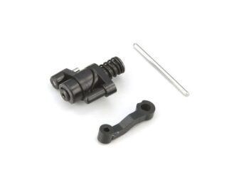 De afbeelding toont een set van drie onderdelen: een zwart kunststof servo saver mechanisme met een veer, een zwart kunststof servo arm, en een zilverkleurige metalen pin. De onderdelen liggen los op een witte achtergrond.