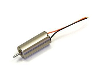 Op de foto is een kleine, cilindervormige zilverkleurige motor te zien met een uitstekende as aan één kant en twee draden (zwart en oranje) aan de andere kant.