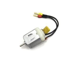 De afbeelding toont een kleine elektromotor met een zilverkleurige metalen behuizing en een witte plastic connector. Er lopen twee zwarte draden met gele en rode connectoren uit de motor.