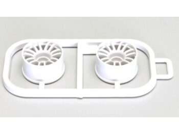 De afbeelding toont twee witte velgen, bevestigd aan een witte plastic spruite. De velgen hebben een gedetailleerd spakenpatroon.