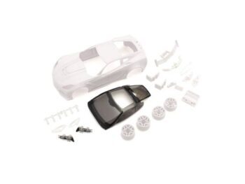 De afbeelding toont een bouwpakket voor een modelauto, met een witte carrosserie, een donker transparant dakdeel, en diverse kleine witte onderdelen zoals wielen en spoilers. Het geheel ligt verspreid op een witte achtergrond.