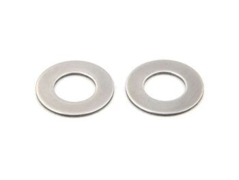 De afbeelding toont twee ronde, platte, zilverkleurige metalen ringen met een gat in het midden. Ze lijken op shims of ringen.