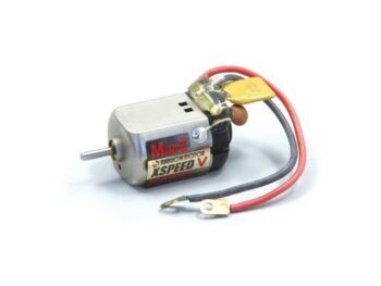 De afbeelding toont een compacte elektromotor met een zilverkleurige metalen behuizing. Er zijn rode en zwarte draden met aansluitingen zichtbaar, evenals een gele condensator.