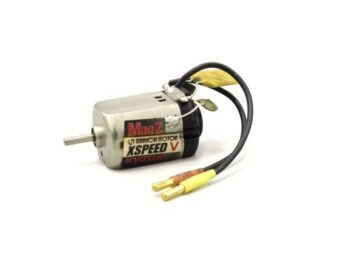 De afbeelding toont een kleine, cilindervormige motor met een zilverkleurige behuizing en een zwarte achterkant. Er zijn twee zwarte draden met gele en oranje connectoren aan bevestigd, en een label met 'Mini-Z XSPEED V Kyosho' is zichtbaar op de zijkant.