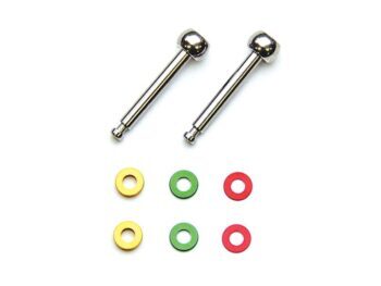 De afbeelding toont twee zilverkleurige metalen pinnen met een bolvormige kop, en zes gekleurde ringen (twee gele, twee groene, twee rode).