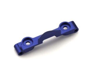 De afbeelding toont een langwerpig, blauw metalen onderdeel met vier ronde openingen en een uitsparing in het midden. Het heeft een strakke, machinaal bewerkte afwerking.