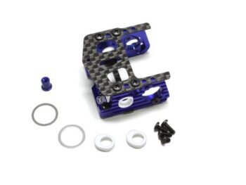 De afbeelding toont een paarse aluminium motorsteun met een carbonfiber plaat erop gemonteerd. Er liggen ook diverse kleine onderdelen zoals ringen en schroefjes naast.