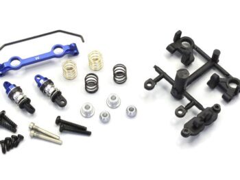 De afbeelding toont een set onderdelen voor een RC-auto, waaronder blauwe schokdempers, diverse veren (goudkleurig en zwart), schroeven, zilverkleurige busjes en een zwart plastic onderdeelframe. De onderdelen zijn van metaal en plastic.