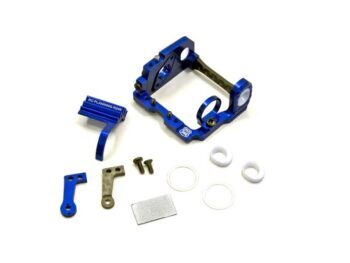 De afbeelding toont een set onderdelen voor een RC-auto, voornamelijk bestaande uit een blauwe, geanodiseerde aluminium motorsteun en diverse kleinere onderdelen zoals schroeven, ringen en een metalen plaatje.