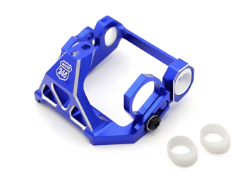 De afbeelding toont een glanzend blauw, geanodiseerd aluminium motorsteun met een complex, opengewerkt ontwerp. Er zijn ook twee witte, ringvormige onderdelen zichtbaar naast de motorsteun.