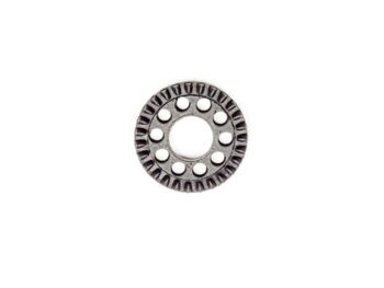 De afbeelding toont een rond, grijs metalen tandwiel met een open centrum en kleine ronde openingen rondom de binnenrand. De buitenrand heeft een getande structuur.