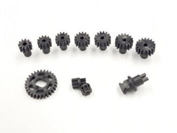 De afbeelding toont een set zwarte tandwielen en aanverwante onderdelen, waaronder meerdere kleine tandwielen, een groter tandwiel en twee centrale as-adapters. Ze zijn gemaakt van kunststof en liggen verspreid op een witte achtergrond.