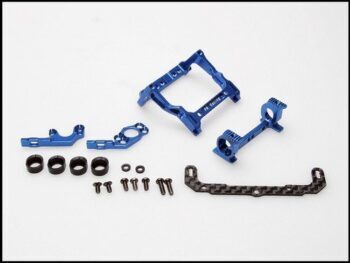 De afbeelding toont een set blauwe metalen onderdelen, zwarte ringen, schroeven en een koolstofvezel plaat. Het zijn onderdelen voor een modelauto.