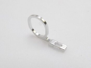 De foto toont een zilverkleurig metalen onderdeel met een ronde opening aan de ene kant en een rechthoekig, bewerkt uiteinde aan de andere kant. Het lijkt een precisie-onderdeel te zijn met een gladde afwerking.