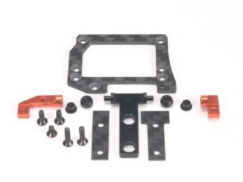 De afbeelding toont een set onderdelen voor een RC-auto, waaronder een koolstofvezel chassisplaat, oranje geanodiseerde aluminium onderdelen, zwarte plastic bussen en diverse schroeven. De onderdelen zijn netjes gerangschikt op een witte achtergrond.
