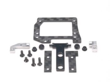 De afbeelding toont een set onderdelen voor een RC-auto, bestaande uit een koolstofvezel chassisplaat, diverse kleine metalen en kunststof onderdelen, en schroeven. De onderdelen zijn voornamelijk zwart en zilverkleurig.