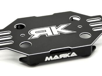 De afbeelding toont een zwarte aluminium car stand met het 'RK' logo in het wit op de bovenkant. Aan de zijkant staat het woord 'MAЯKA' in witte letters.
