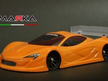 Op de foto is een oranje raceauto body te zien met een transparante achterspoiler en zwarte velgen. Het product is gemaakt van lexaan en heeft een gestroomlijnd ontwerp.