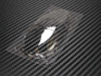 De afbeelding toont een zwart lexan dak voor een mini-z auto, met een koolstofvezelpatroon. Er is een uitsparing in het midden, mogelijk voor een spoiler of andere bevestiging.