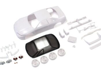 De afbeelding toont een bouwpakket voor een modelauto, bestaande uit een witte carrosserie, een zwart interieurdeel, vier witte velgen en diverse kleine witte en transparante onderdelen.