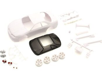 De afbeelding toont een bouwpakket van een witte modelauto, waaronder de carrosserie, wielen, en diverse kleine onderdelen. Er is ook een zwart getint raamdeel zichtbaar.
