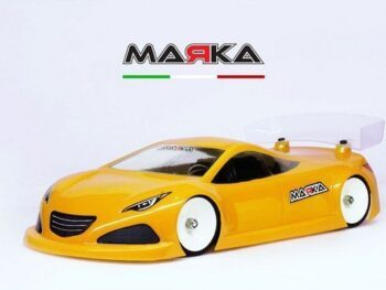 De afbeelding toont een gele lexaan raceauto body met een transparante achterspoiler en witte velgen. Boven de auto is het 'MARKA' logo te zien met de Italiaanse vlagkleuren eronder.