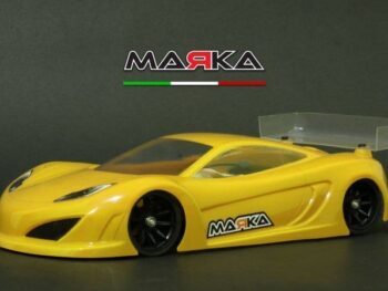 De foto toont een gele modelauto body met zwarte wielen en een transparante spoiler. Het product heeft het merklogo van Marka Racing.