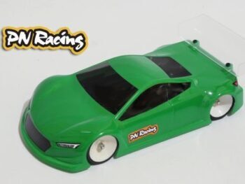 De foto toont een groene auto body met zwarte accenten en een transparante spoiler. Het product heeft het PN Racing logo en is waarschijnlijk gemaakt van plastic.