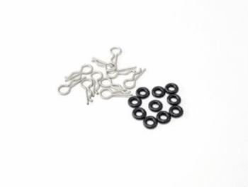 De foto toont een set van tien zilverkleurige metalen bodyclips en tien zwarte rubberen O-ringen. De bodyclips hebben een typische R-vorm en de O-ringen zijn rond.
