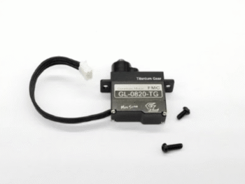 Op de foto is een compacte, zwarte servo te zien met een kabel en een witte connector. Er liggen ook twee kleine zwarte schroefjes naast.
