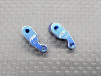 De foto toont twee kleine, blauwe metalen onderdelen met een gebogen vorm en gaten aan de uiteinden. Op elk onderdeel staat 'RG' en 'L2' of 'R2' gegraveerd.