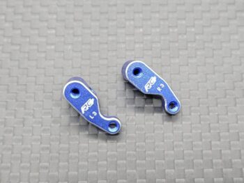 Twee blauwe, metalen stuurarmen met het 'RG' logo en 'L3' of 'R3' erop gegraveerd, liggend op een donkere, geruite ondergrond.